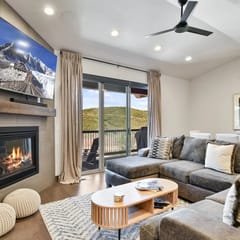Spacious 4 Bedroom - New with 3 King Beds and Private Hot-tub