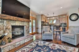 PO650 · Mountain Crest Ski Estate - Free Shuttle Stop Just Yards Away - Image 4