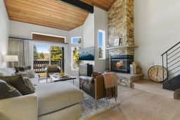 RP127 · Mountainside Luxury Townhome Ski Out - Image 4