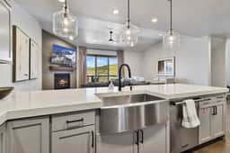 Spacious 4 Bedroom - New with 3 King Beds and Private Hot-tub - Image 5