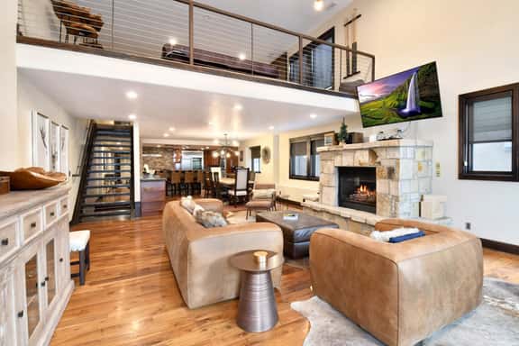 DV603 · Deer Valley Dream - Walk to Town - Free Shuttle Stop Just Outside - Image 1