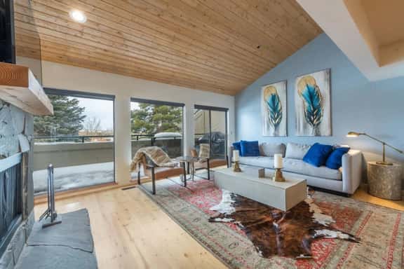 FC2256 Pet Friendly Townhome Close to Skiing - Image 1