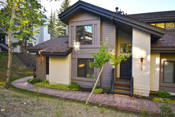 RP127 · Mountainside Luxury Townhome Ski Out - Image 1