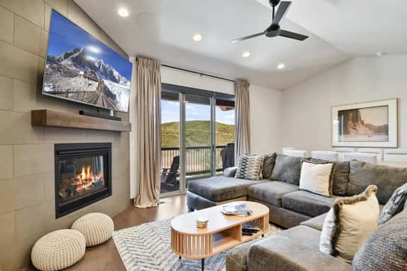 Spacious 4 Bedroom - New with 3 King Beds and Private Hot-tub - Image 1