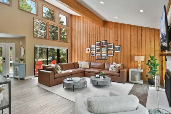 Stylish Retreat: 3,600+ Sq; Walk to Cabriolet Lift - Image 1