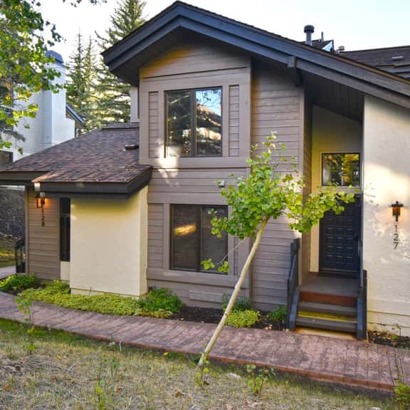 RP127 · Mountainside Luxury Townhome Ski Out - Image 1
