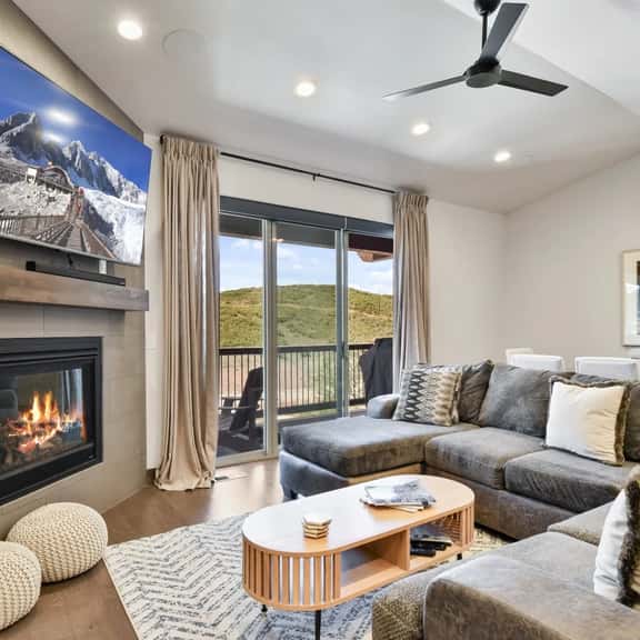 Spacious 4 Bedroom - New with 3 King Beds and Private Hot-tub - Image 1