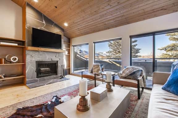 FC2256 Pet Friendly Townhome Close to Skiing - Image 2