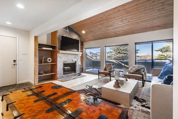 FC2256 Pet Friendly Townhome Close to Skiing - Image 3