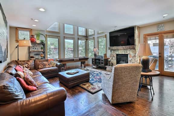PO650 · Mountain Crest Ski Estate - Free Shuttle Stop Just Yards Away - Image 3
