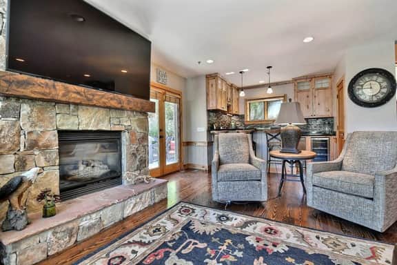 PO650 · Mountain Crest Ski Estate - Free Shuttle Stop Just Yards Away - Image 4