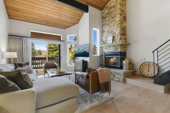 RP127 · Mountainside Luxury Townhome Ski Out - Image 4