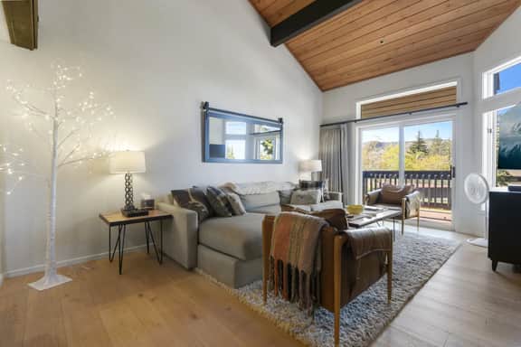 RP127 · Mountainside Luxury Townhome Ski Out - Image 3