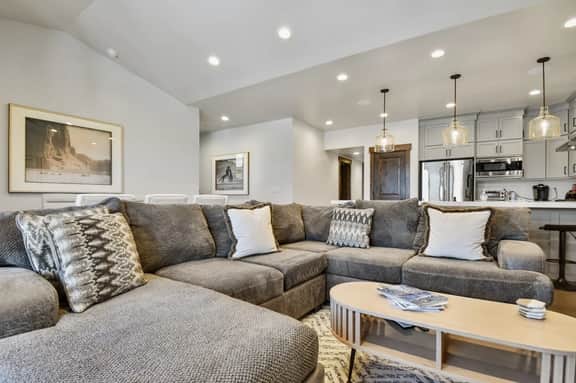 Spacious 4 Bedroom - New with 3 King Beds and Private Hot-tub - Image 3