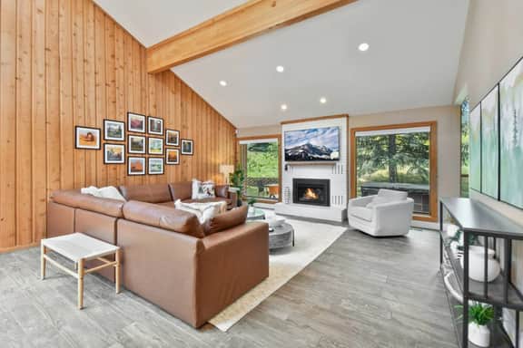 Stylish Retreat: 3,600+ Sq; Walk to Cabriolet Lift - Image 5